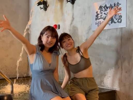 水風呂の前で両手を上げる女性二人