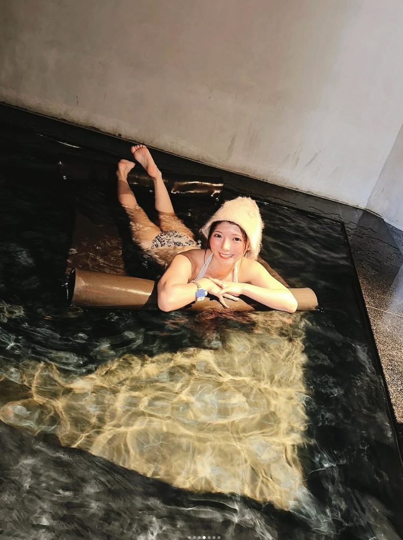 浴槽に浮かんで笑う女性