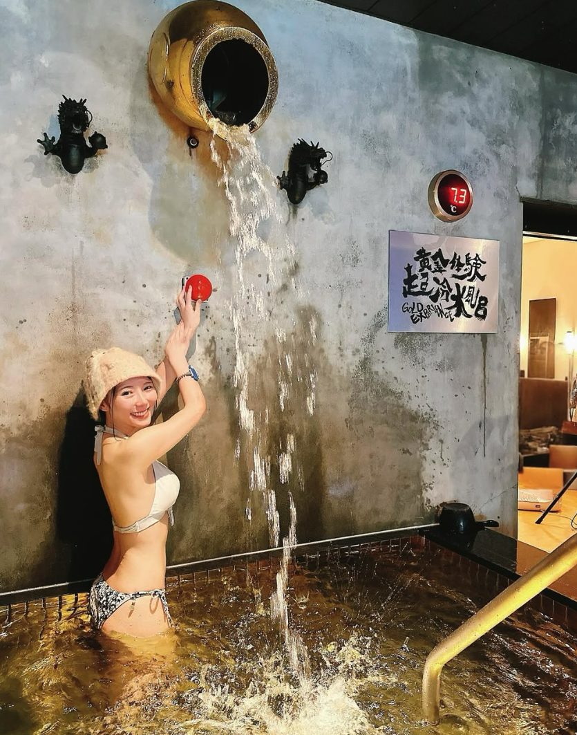 水風呂で頭上から水を浴びる女性